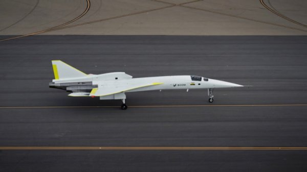 
Сверхзвуковой самолет следующего поколения Boom XB-1 совершил свой первый полет 