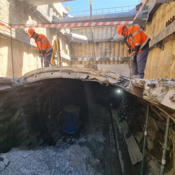 Ось який вигляд зараз має закритий на ремонт тунель синьої гілки метро