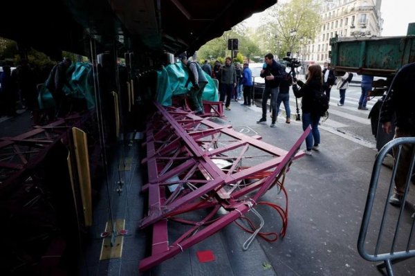У Парижі впали лопаті вітряка кабаре «Мулен Руж»