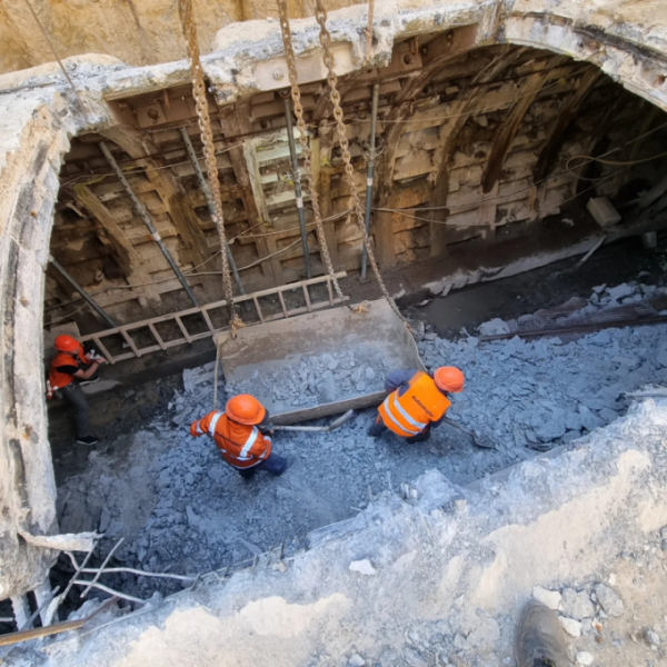 Ось який вигляд зараз має закритий на ремонт тунель синьої гілки метро