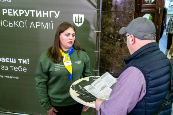 На залізничному вокзалі Києва відкрили перший інформаційний пункт рекрутингу до української армії