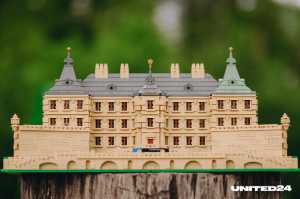 Креатори Lego випустили конструктори памʼяток України, щоб зібрати кошти на відбудову школи