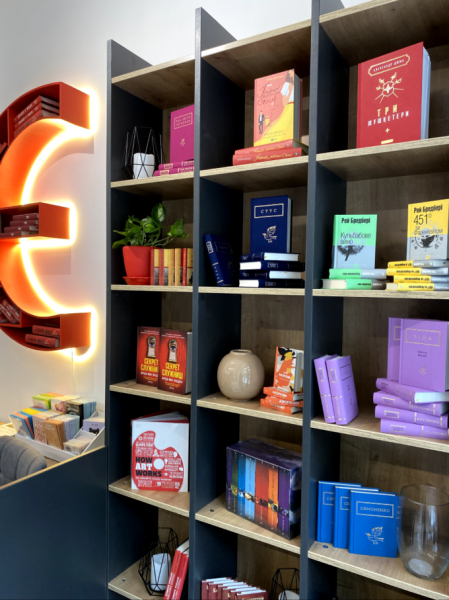 Магазини «Книгарні Є» у Вінниці й Івано-Франківську