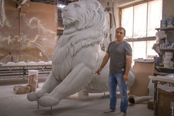 В Одесі встановили фігури лева та орлів на фасаді будинку Луцького