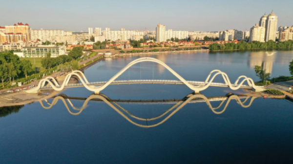 Відкрили міст-хвилю на Оболоні. Ось який вигляд він має (доповнено)
