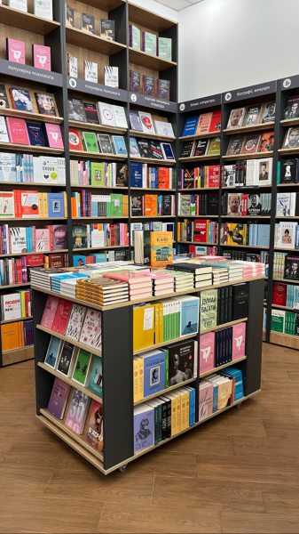 Магазини «Книгарні Є» у Вінниці й Івано-Франківську