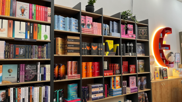 Магазини «Книгарні Є» у Вінниці й Івано-Франківську