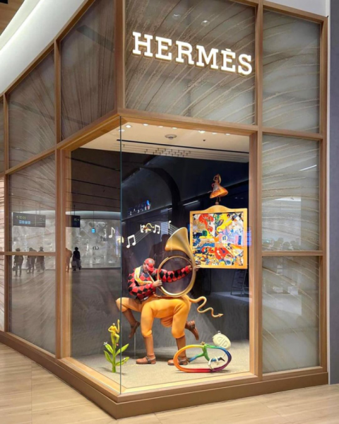 Дивіться, як вітрини Hermes прикрасили роботами українського мураліста Waone Interesni Kazki