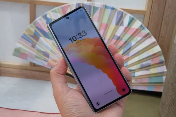 Samsung Galaxy Z Fold 6 з великими рамками показали на першому реальному фото