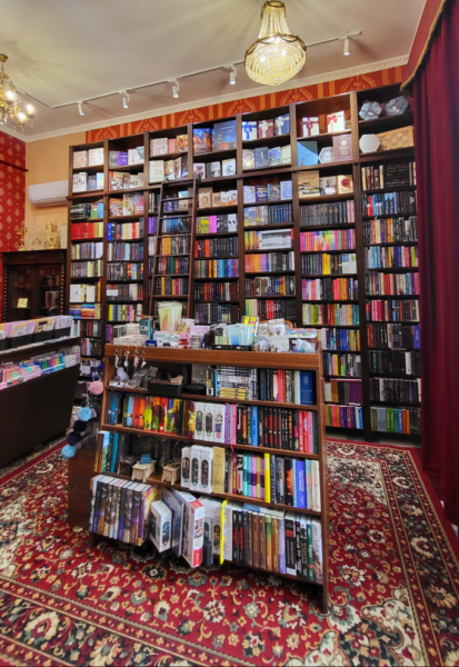 «Книгарня артефактів» для інтровертів у Львові