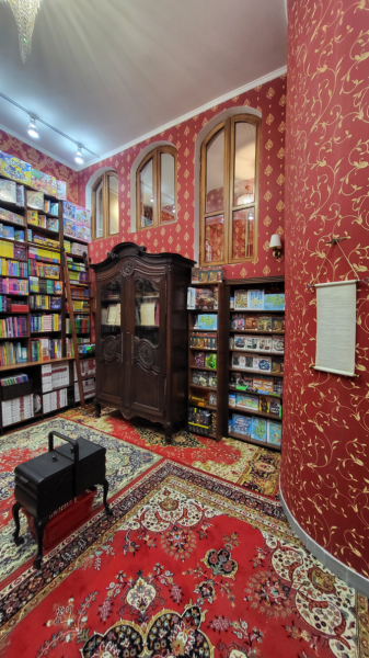 «Книгарня артефактів» для інтровертів у Львові