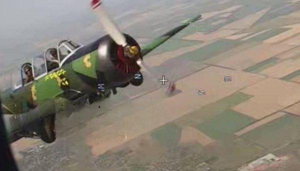 
Стрелок с дробовиком сбивает российские дроны с украинского самолета Як-52 — близкий взгляд с неба 