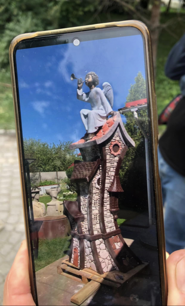 На Пейзажній алеї демонтували скульптуру «Дівчинки на подушках»