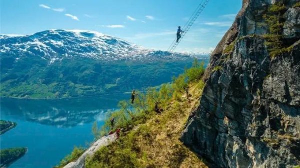 У Норвегії відкрили підвісну драбину на висоті близько 790 метрів