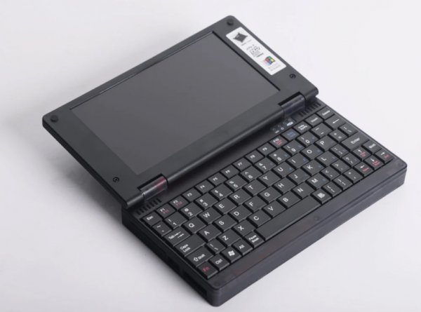 
Карманный ретро-ноутбук Pocket 386 с чипом Intel 386 SX 40 МГц, 8 МБ ОЗУ, Windows 3.11 или 95 — можно даже поменять видеокарту 