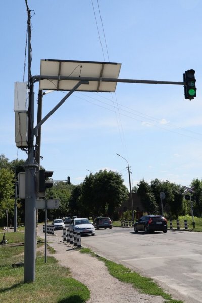 У Луцьку встановлюють сонячні панелі на світлофорах, які не працюють під час відключення світла