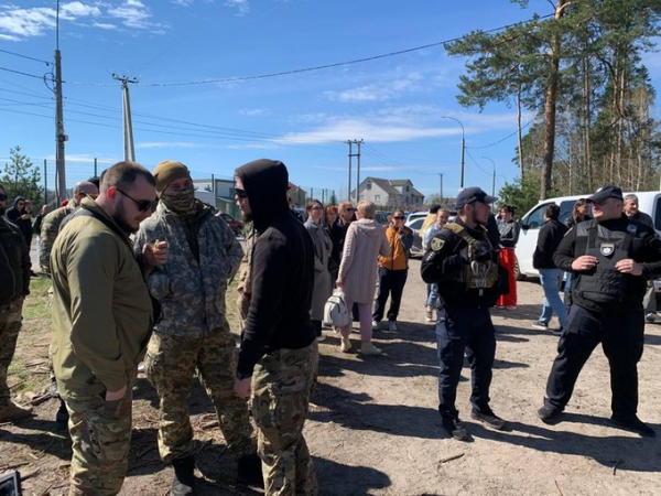 Жителі села під Києвом мітингують проти зведення військового меморіального кладовища
