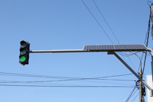 У Луцьку встановлюють сонячні панелі на світлофорах, які не працюють під час відключення світла