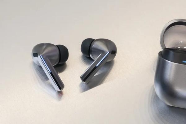 
Samsung представила наушники Galaxy Buds 3 и 3 Pro, похожие на AirPods и Cybertruck, по цене от $180 