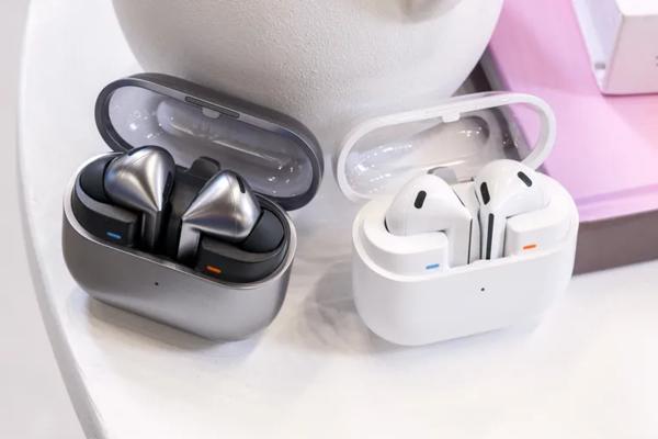 
Samsung представила наушники Galaxy Buds 3 и 3 Pro, похожие на AirPods и Cybertruck, по цене от $180 