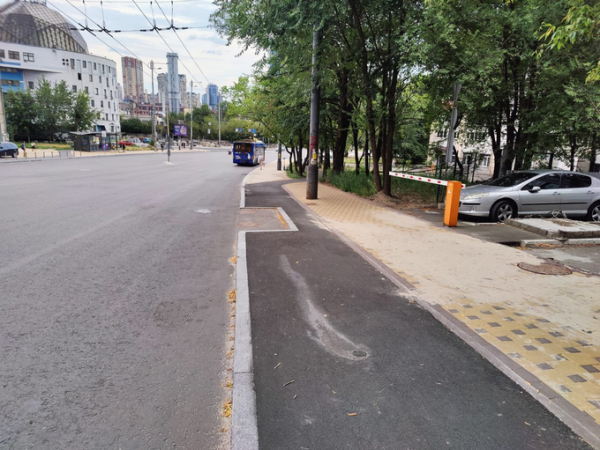 Велодоріжку в Солом’янському районі звузили вдвічі й встановили там бордюри. Як це сталося