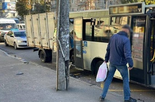 На вулиці Гетьмана на Солом’янці вантажівка наїхала на маршрутку. Сім людей госпіталізовані