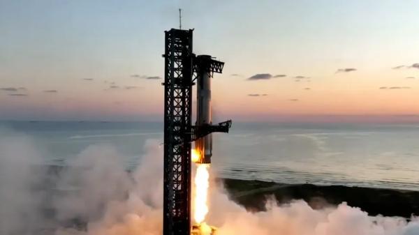 
Первая ступень ракеты SpaceX Super Heavy успешно приземлилась «в руки» башни Mechazilla 