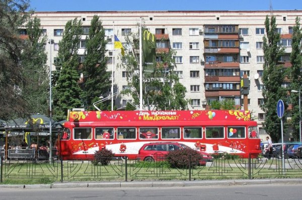 Дитячий трамвай біля «МакДональдзу» на Севастопольської площі вивезли на металобазу