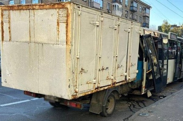 На вулиці Гетьмана на Солом’янці вантажівка наїхала на маршрутку. Сім людей госпіталізовані