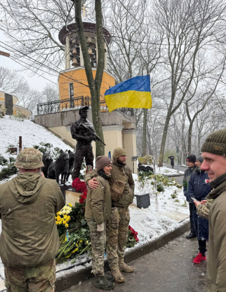 На Аскольдовій могилі встановили пам’ятник Дмитру Коцюбайлу