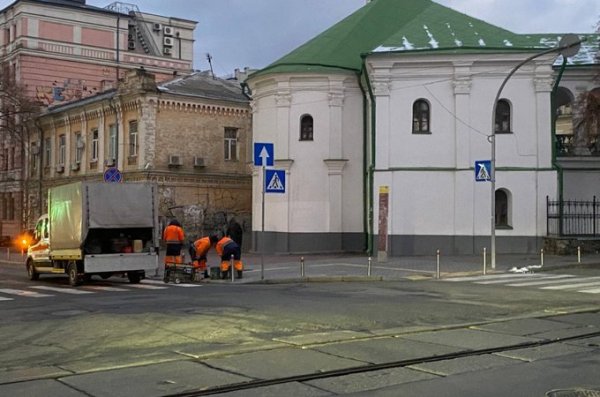 На Костянтинівській встановили додаткові антипаркувальні стовпчики