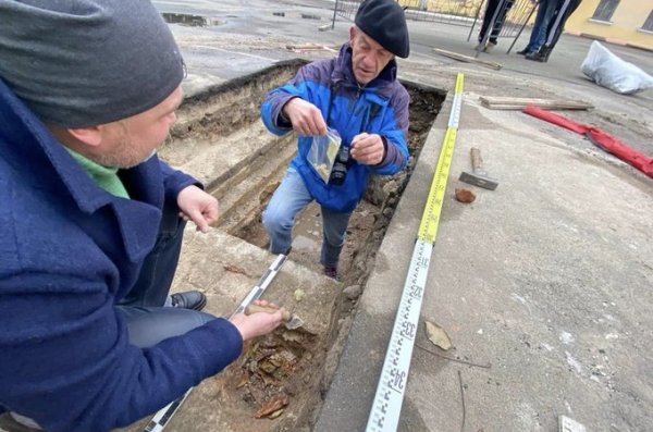 Археологічний розкоп стін Богоявленського собору в Києві заасфальтували. Що відбувається