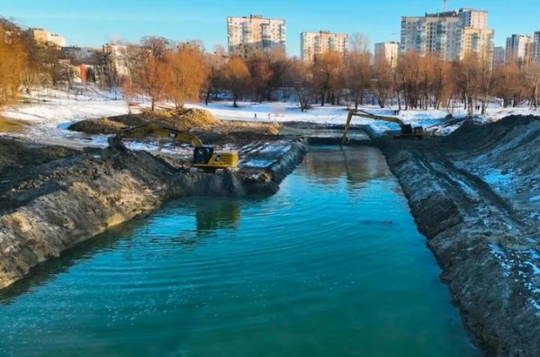 Дивіться, як відновлюють озеро Синє на Виноградарі