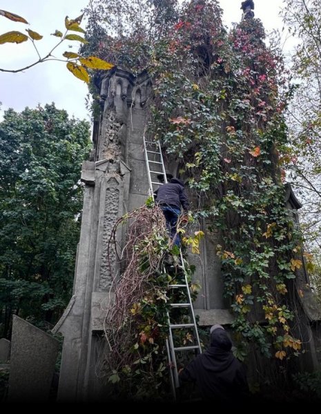 Ось як каплицю Вітте на Байковому кладовищі очистили від дерев. Тепер її мають оцифрувати