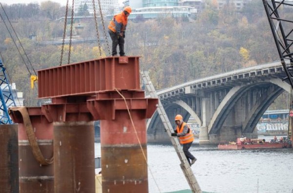 Щоб безпечно їздити мостом Метро. Почали облаштовувати підтримувальні конструкції