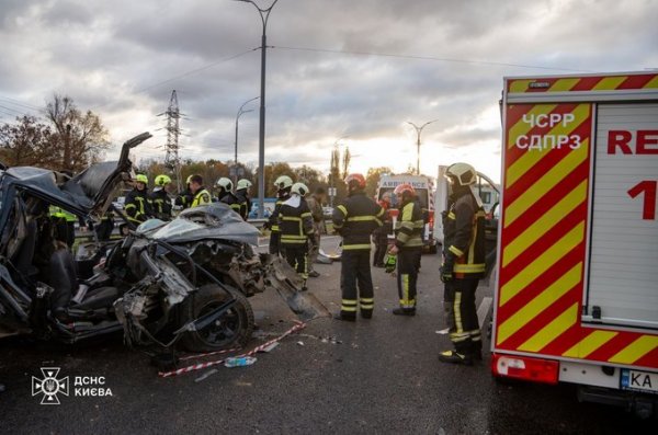 Автобус зіткнувся з кількома авто на Теремках. Є загиблі й постраждалі