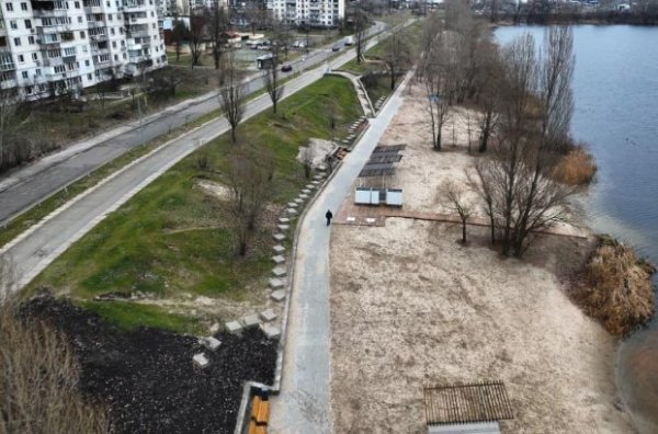 Біля озера Вербне на Оболоні відремонтували зону відпочинку. Дивіться фото