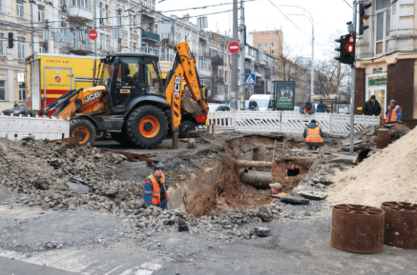 Ремонт тепломережі біля Центрального залізничного вокзалу. Відновлюють опалення будинків