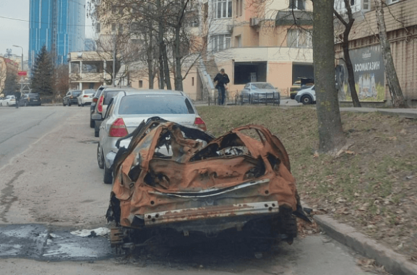 У Києві прибиратимуть покинуті авто, які постраждали через обстріли. Їх понад тисячу