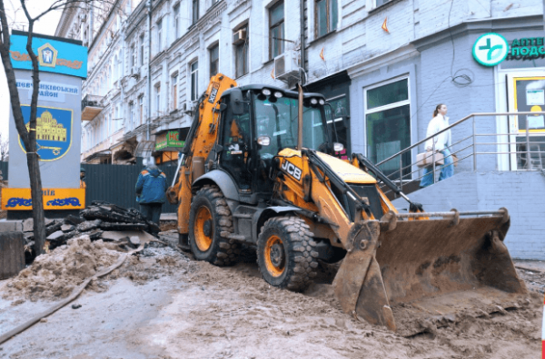 Ремонт тепломережі біля Центрального залізничного вокзалу. Відновлюють опалення будинків