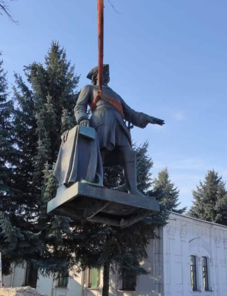 У Полтаві демонтували пам’ятник російському імператору Петру І