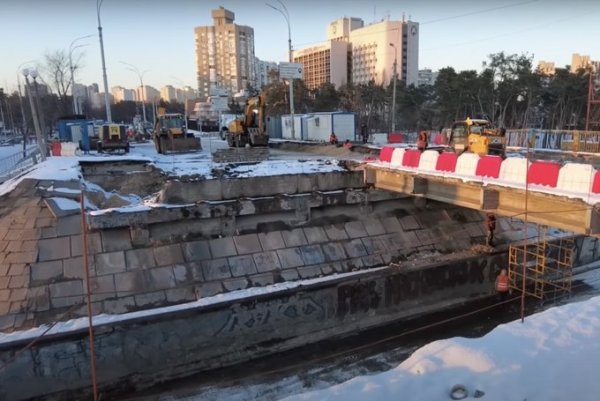 Дивіться, як реконструюють шляхопровід біля станції метро «Дарниця»