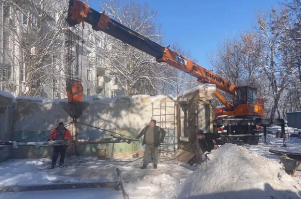 На місці фундаментів палацу Розумовського будують офісний центр під виглядом реставрації – Перов
