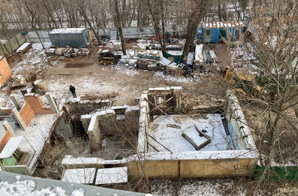 На місці фундаментів палацу Розумовського будують офісний центр під виглядом реставрації – Перов