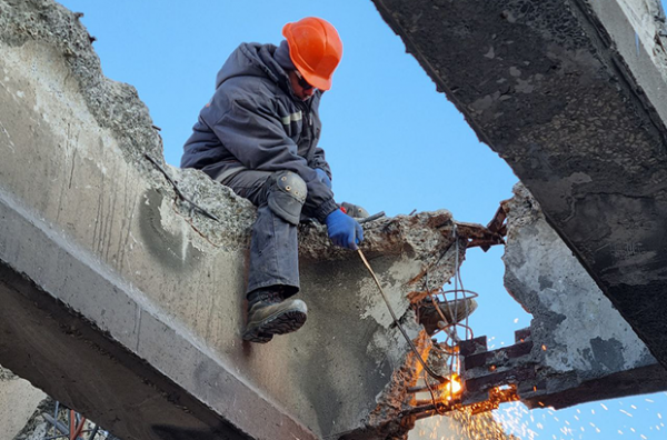 Ось як демонтують аварійний шляхопровід на Новокостянтинівській