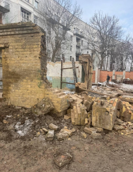 На місці фундаментів палацу Розумовського будують офісний центр під виглядом реставрації – Перов