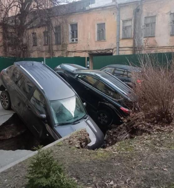 У проваллі одного із житлових дворів на Печерську знайшли історичні садиби із жовтої цегли