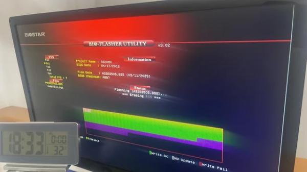 Владелец ПК обновляет BIOS материнской платы более 48 часов и ведет фототрансляцию