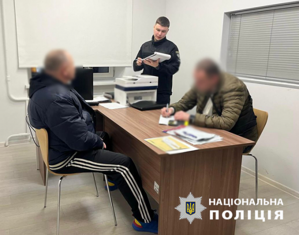 У Києві водій не заплатив за паркування і вдарив інспекторку. Йому повідомили про підозру