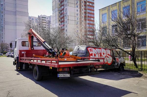 У Дарницькому районі прибирають покинуті й пошкоджені обстрілами авто. Їх зберігатимуть безплатно